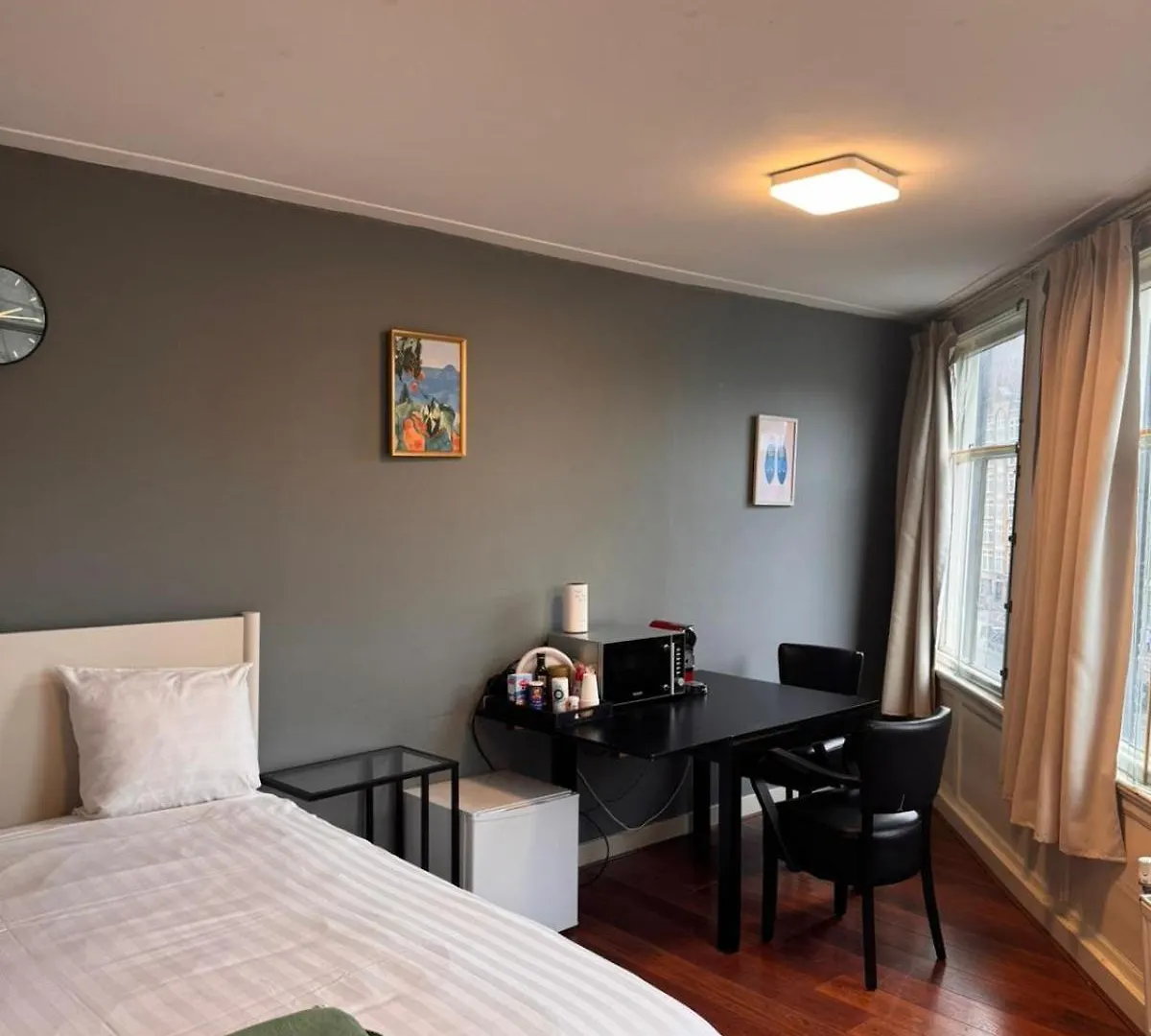 Central B&B Apartment In Amsterdam contacts